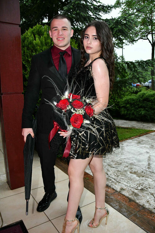 Абитуриентите от ПМГ: Проливният дъжд на бала е добър знак - ще ни върви по вода 