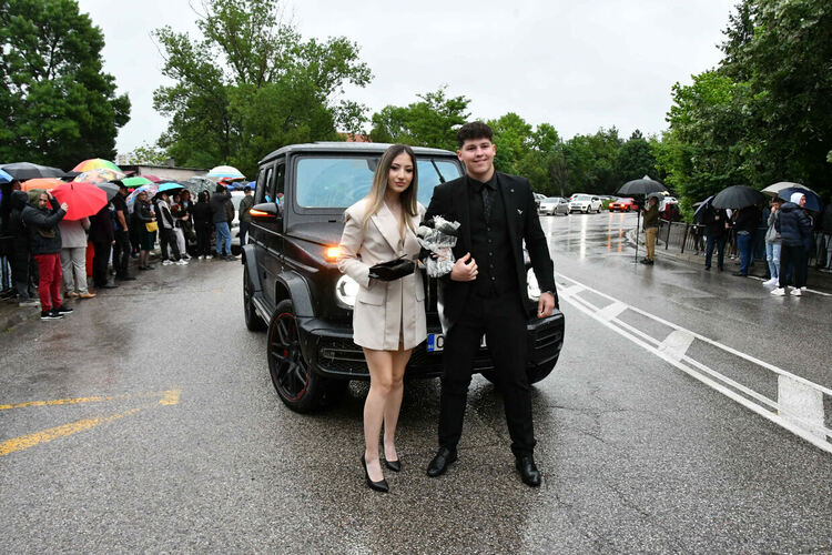 Абитуриентите от ПМГ: Проливният дъжд на бала е добър знак - ще ни върви по вода 