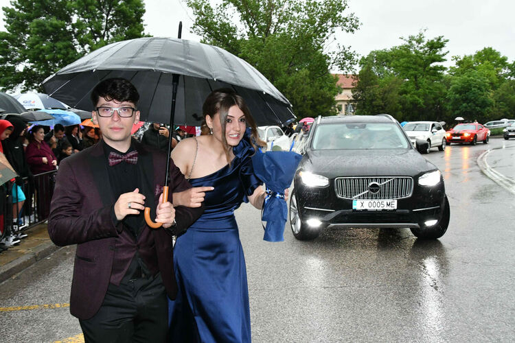 Абитуриентите от ПМГ: Проливният дъжд на бала е добър знак - ще ни върви по вода 