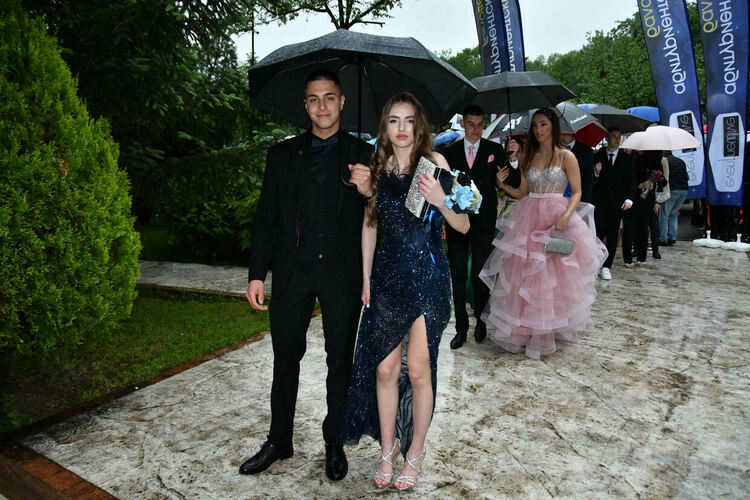 Абитуриентите от ПМГ: Проливният дъжд на бала е добър знак - ще ни върви по вода 