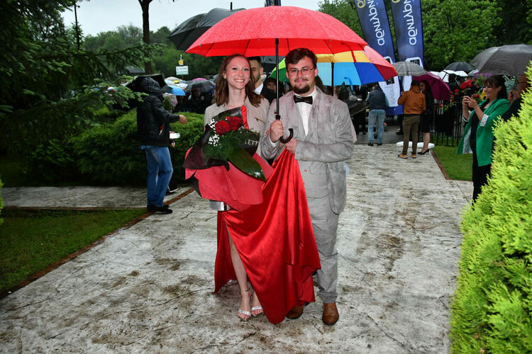 Абитуриентите от ПМГ: Проливният дъжд на бала е добър знак - ще ни върви по вода 