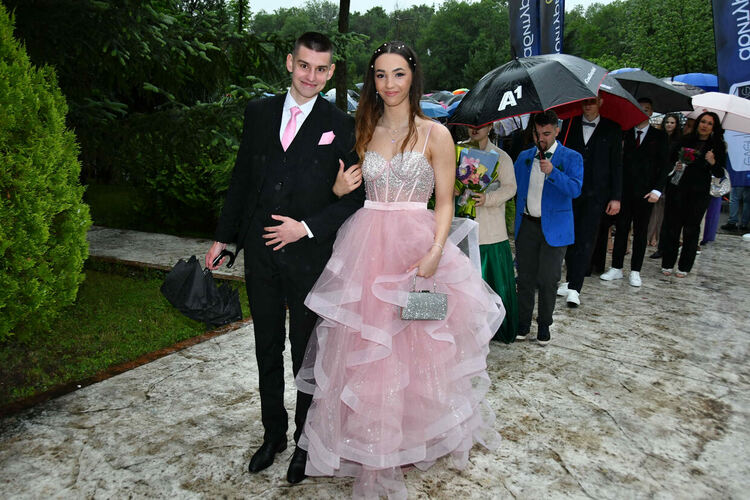 Абитуриентите от ПМГ: Проливният дъжд на бала е добър знак - ще ни върви по вода 