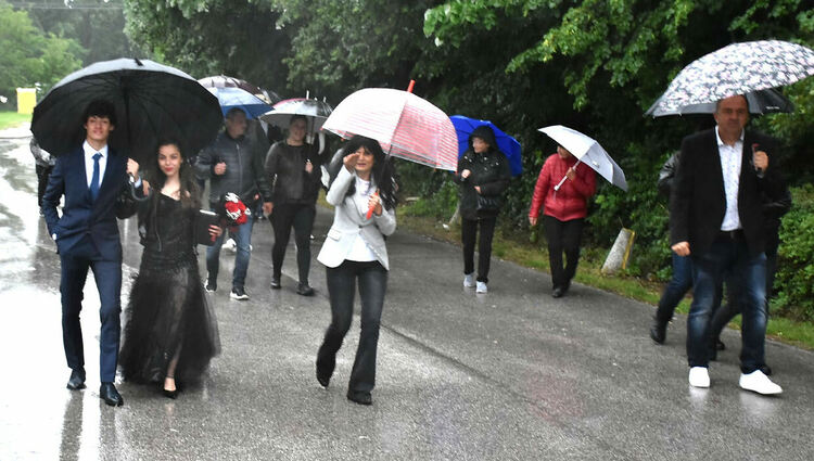 Зрелостниците от ПГМЕТ отброиха за последно до 12 под дъжда в парк „Кенана“