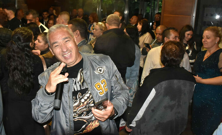 Зрелостниците от ПГМЕТ отброиха за последно до 12 под дъжда в парк „Кенана“