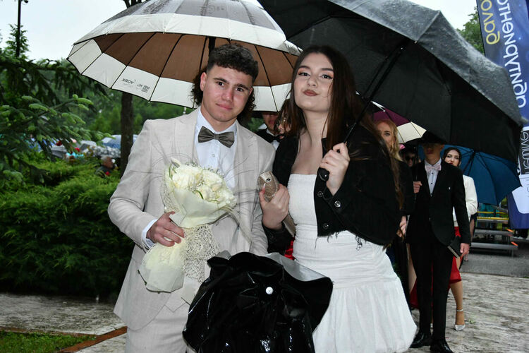 Абитуриентите от ПМГ: Проливният дъжд на бала е добър знак - ще ни върви по вода 