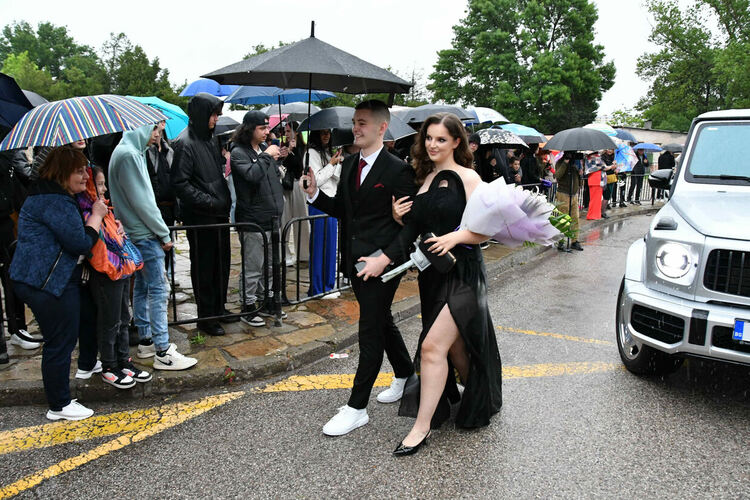 Абитуриентите от ПМГ: Проливният дъжд на бала е добър знак - ще ни върви по вода 