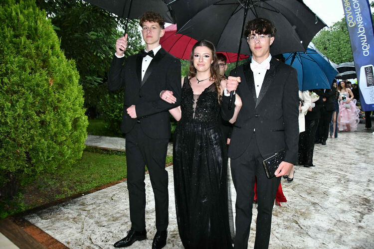 Абитуриентите от ПМГ: Проливният дъжд на бала е добър знак - ще ни върви по вода 