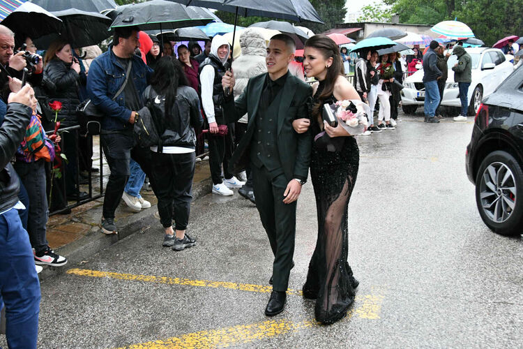 Абитуриентите от ПМГ: Проливният дъжд на бала е добър знак - ще ни върви по вода 