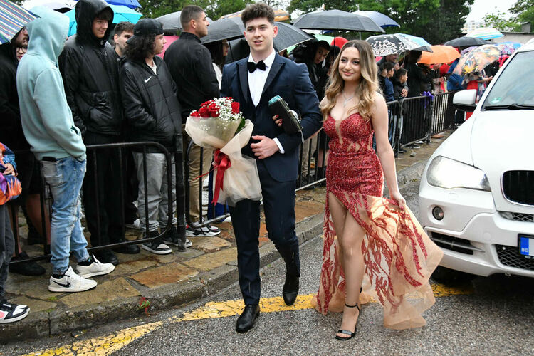 Абитуриентите от ПМГ: Проливният дъжд на бала е добър знак - ще ни върви по вода 