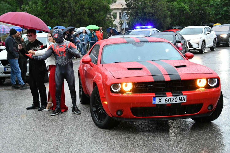 Абитуриентите от ПМГ: Проливният дъжд на бала е добър знак - ще ни върви по вода 