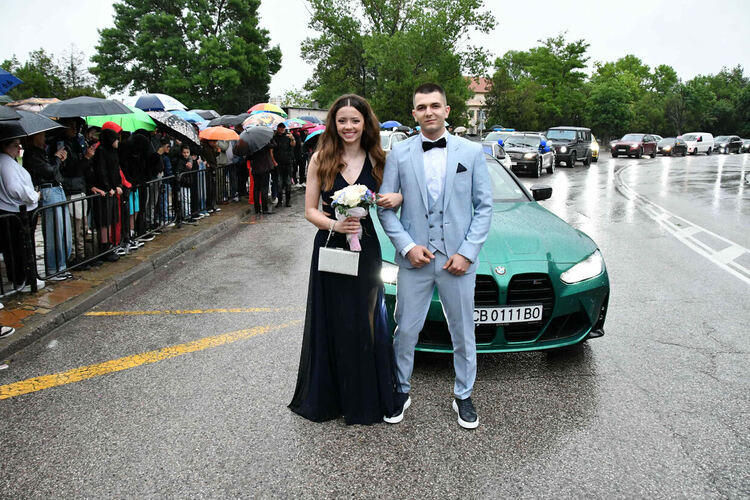 Абитуриентите от ПМГ: Проливният дъжд на бала е добър знак - ще ни върви по вода 