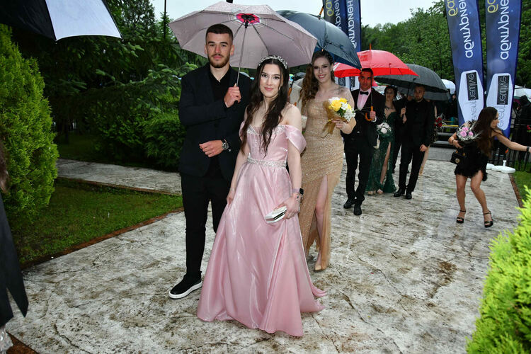 Абитуриентите от ПМГ: Проливният дъжд на бала е добър знак - ще ни върви по вода 