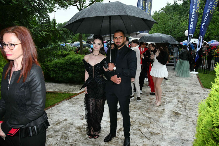 Абитуриентите от ПМГ: Проливният дъжд на бала е добър знак - ще ни върви по вода 