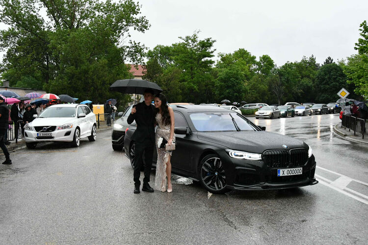 Абитуриентите от ПМГ: Проливният дъжд на бала е добър знак - ще ни върви по вода 