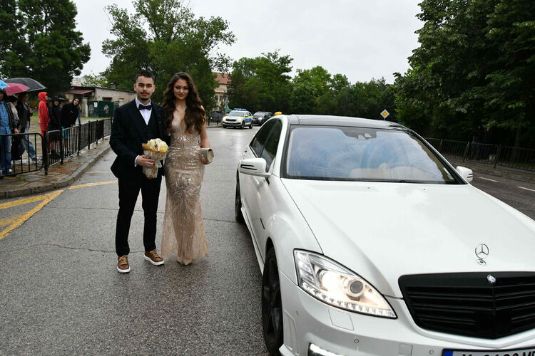 Абитуриентите от ПМГ: Проливният дъжд на бала е добър знак - ще ни върви по вода 