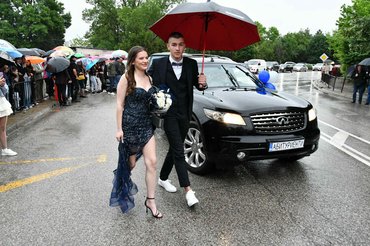 Абитуриентите от ПМГ: Проливният дъжд на бала е добър знак - ще ни върви по вода 