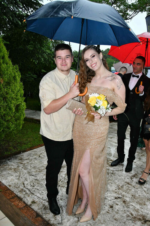 Абитуриентите от ПМГ: Проливният дъжд на бала е добър знак - ще ни върви по вода 