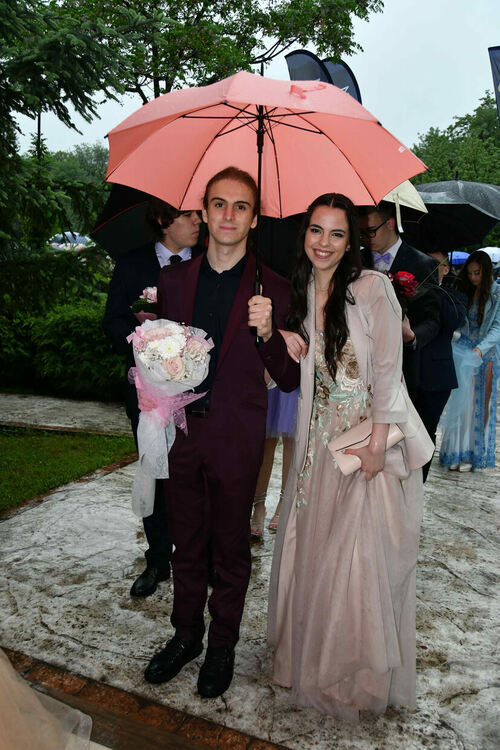 Абитуриентите от ПМГ: Проливният дъжд на бала е добър знак - ще ни върви по вода 