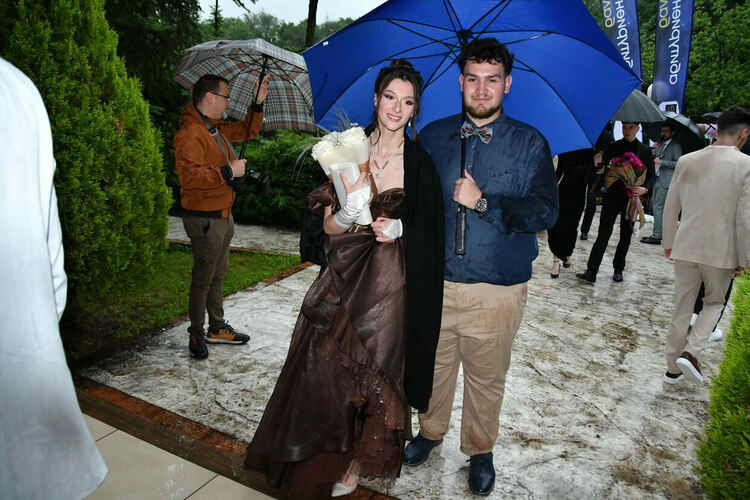 Абитуриентите от ПМГ: Проливният дъжд на бала е добър знак - ще ни върви по вода 