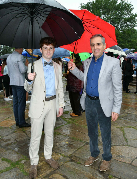 Абитуриентите от ПМГ: Проливният дъжд на бала е добър знак - ще ни върви по вода 