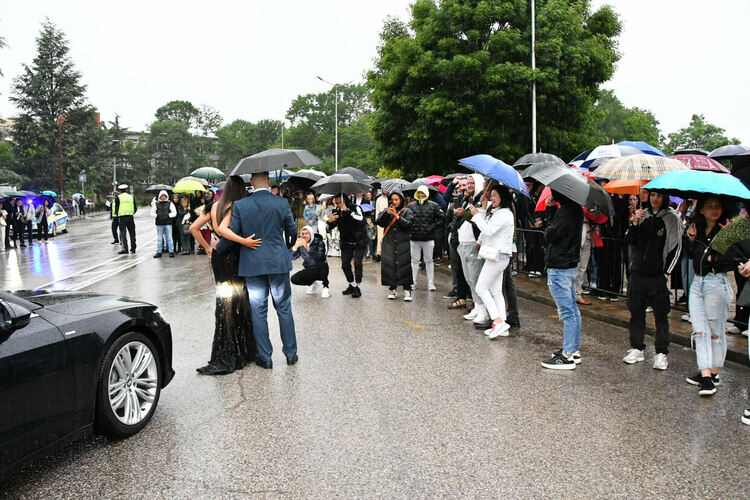 Абитуриентите от ПМГ: Проливният дъжд на бала е добър знак - ще ни върви по вода 