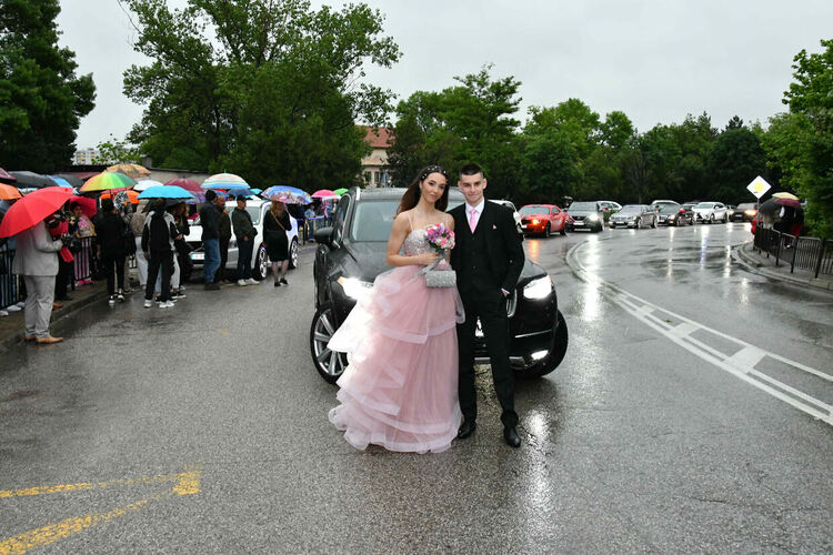 Абитуриентите от ПМГ: Проливният дъжд на бала е добър знак - ще ни върви по вода 
