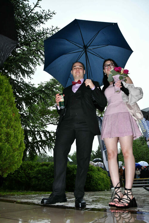 Абитуриентите от ПМГ: Проливният дъжд на бала е добър знак - ще ни върви по вода 