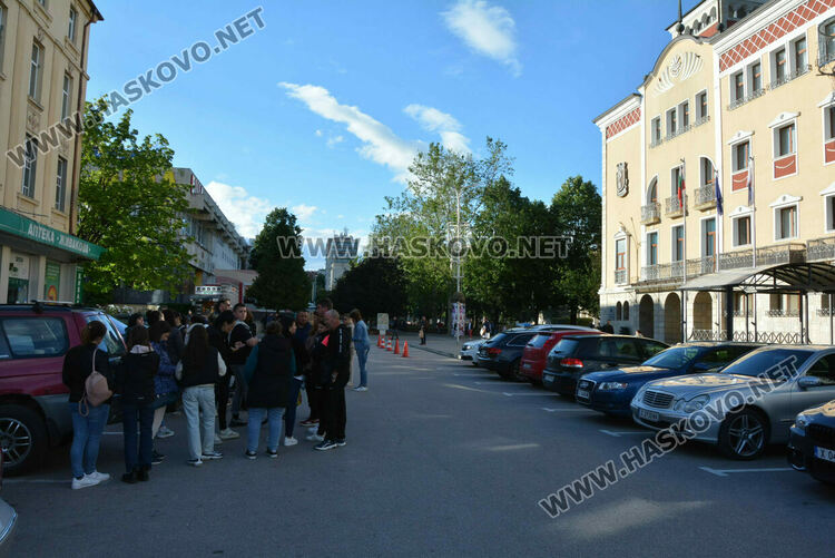 Близо 30 души излязоха на протест в Хасково във връзка с убийството на Маги