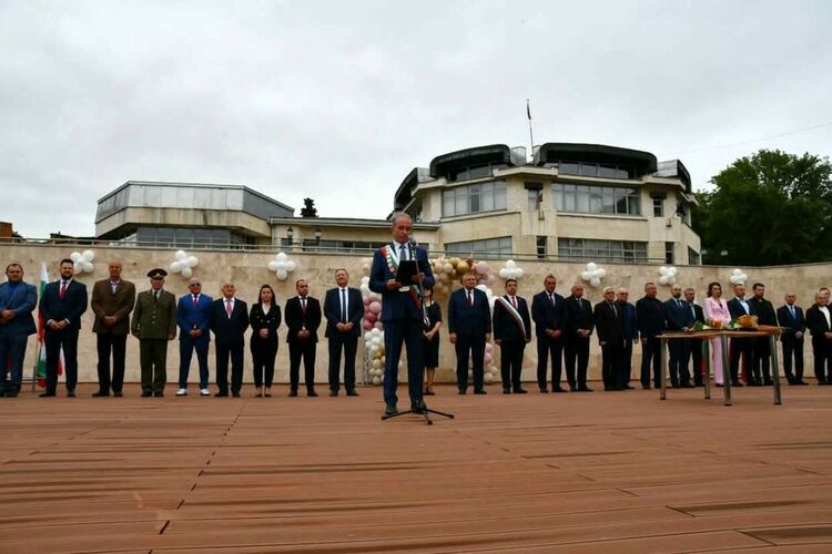 Връчиха званието „Почетен гражданин“ на Асеновград