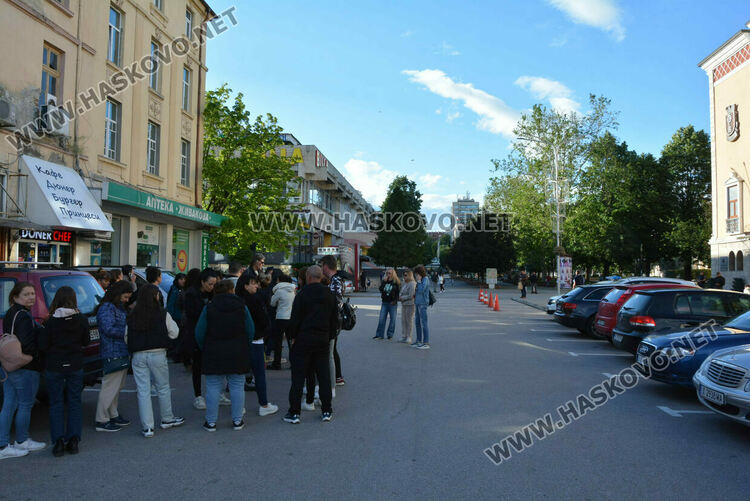 Близо 30 души излязоха на протест в Хасково във връзка с убийството на Маги