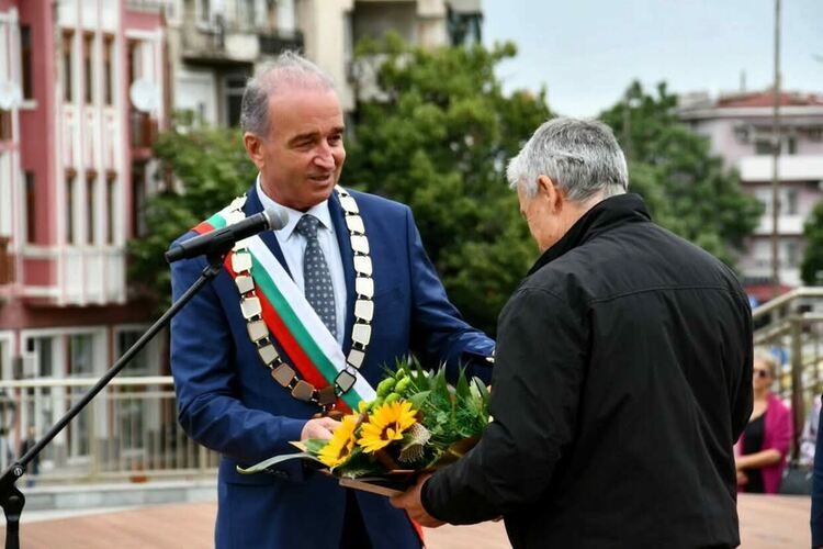 Връчиха званието „Почетен гражданин“ на Асеновград