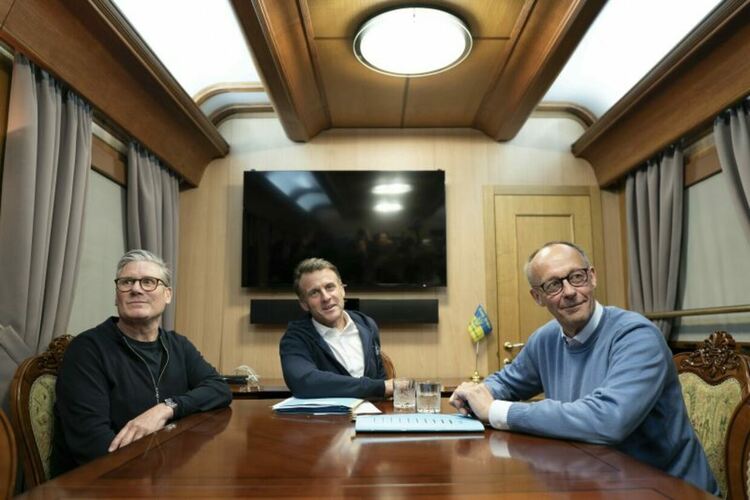 Снимка БТА/АП: Британският премиер Киър Стармър, френският президент Еманюел Макрон и германският канцлер Фридрих Мерц на път към Киев