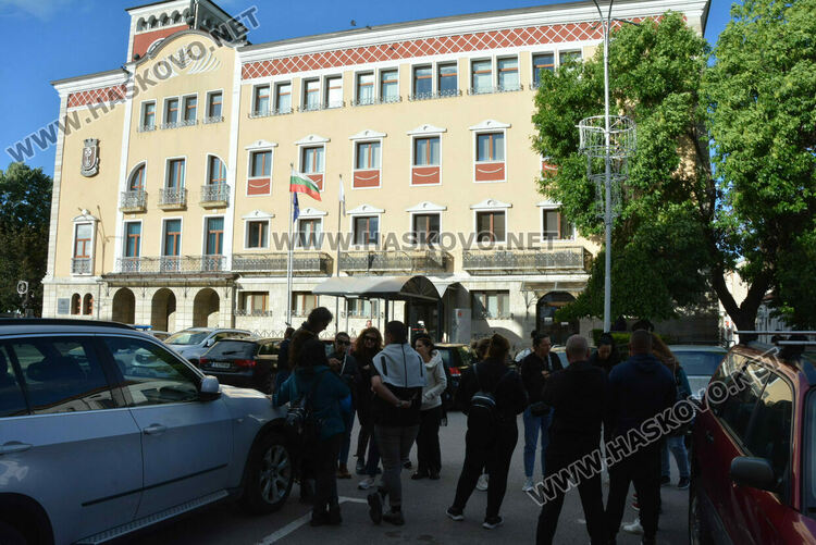 Близо 30 души излязоха на протест в Хасково във връзка с убийството на Маги