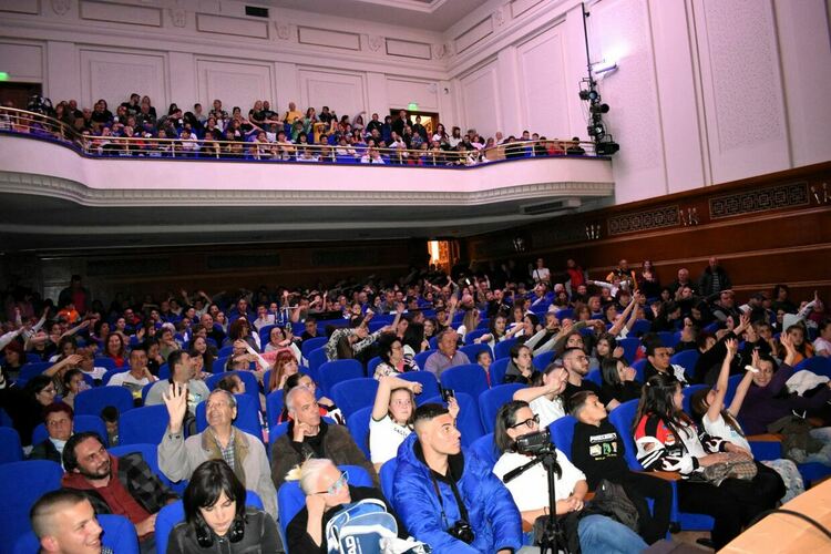 Асеновград отбеляза своя празник тържествено въпреки лошото време 