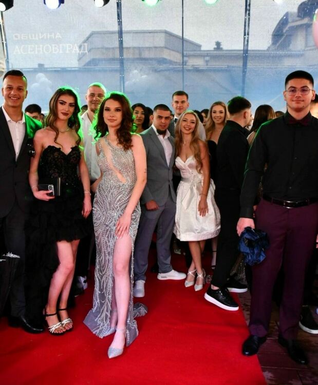 Асеновград отбеляза своя празник тържествено въпреки лошото време 