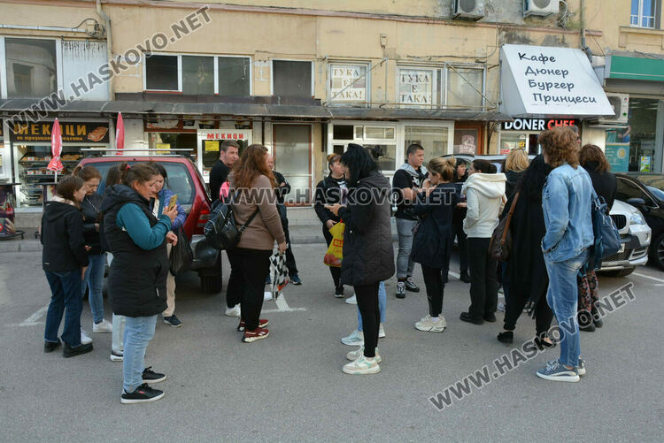 Близо 30 души излязоха на протест в Хасково във връзка с убийството на Маги