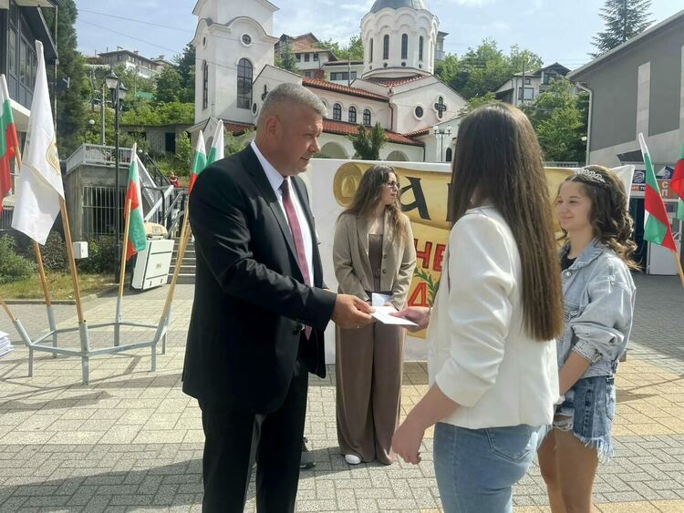 Неделинецът Веселин Георгиев отново  дари 20 000 лв. на абитуриентите в родния си град