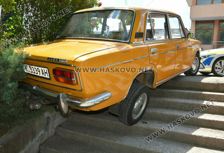 Джип блъсна ретро „Лада“ и тя потегли по стълби край заведение в Хасково