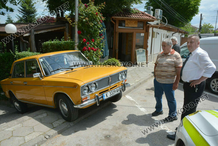 Джип блъсна ретро „Лада“ и тя потегли по стълби край заведение в Хасково