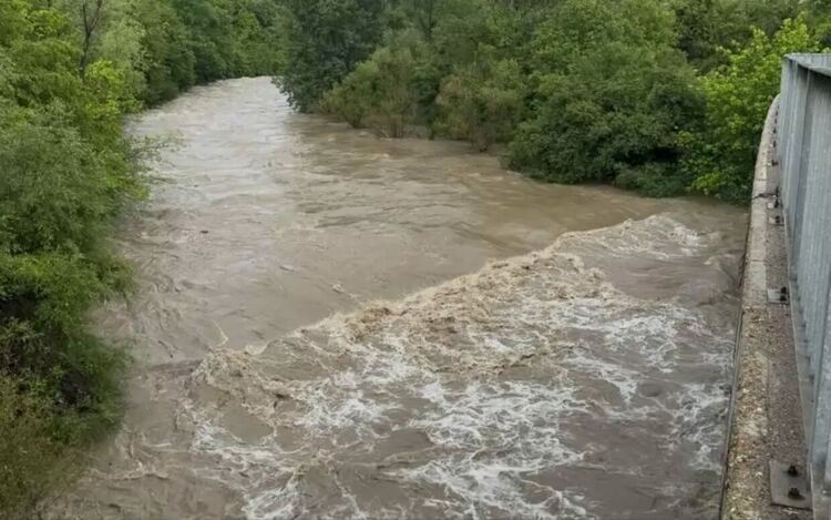 Сериозно се покачи нивото и на река Осъм, но засега няма опасност от преливане.