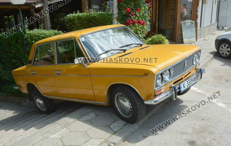 Джип блъсна ретро „Лада“ и тя потегли по стълби край заведение в Хасково