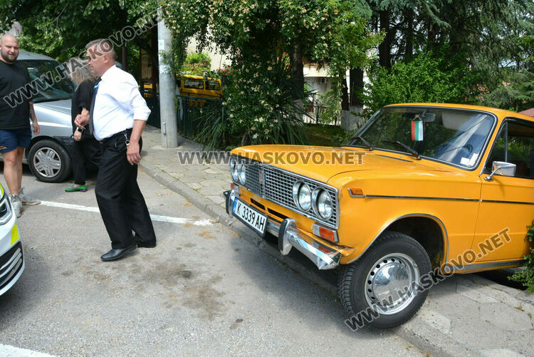 Джип блъсна ретро „Лада“ и тя потегли по стълби край заведение в Хасково