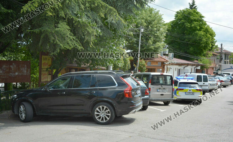 Джип блъсна ретро „Лада“ и тя потегли по стълби край заведение в Хасково