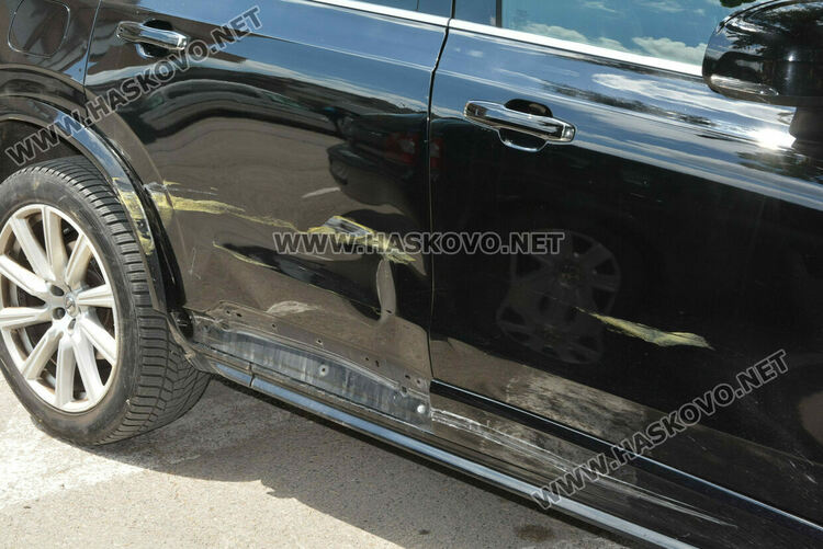 Джип блъсна ретро „Лада“ и тя потегли по стълби край заведение в Хасково