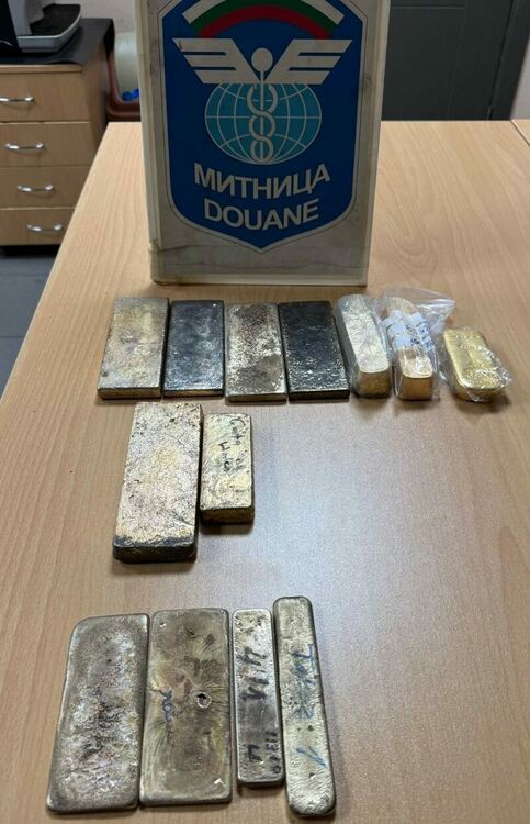 Откриха над 12 кг златни отливки и кюлче за 1.4 млн. лв. в микробус