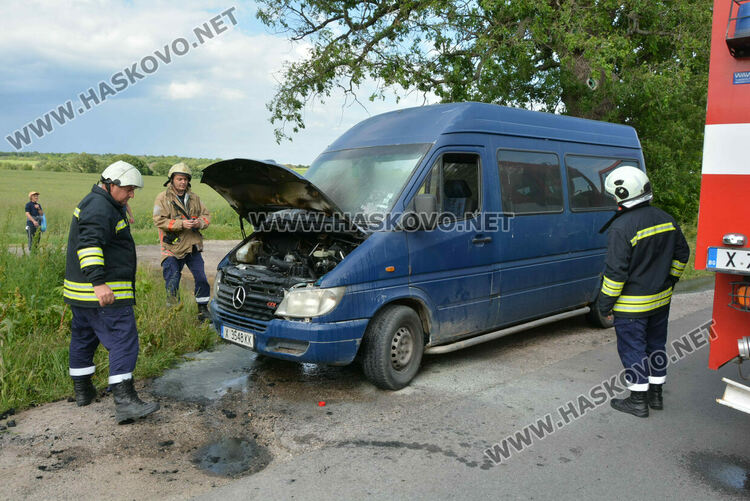 Бус пламна в движение край Хасково