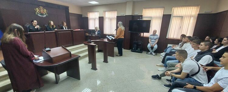 Ученици от ФСГ проследиха „Пътя на глобата“ в Административен съд – Хасково 