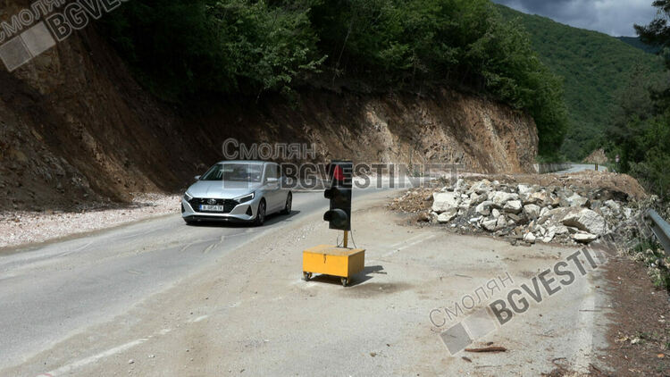 Тирове масово нарушават забраната за преминаване  по пропадналия път Девин – Кричим. "Спешният" ремонт там още не е започнал