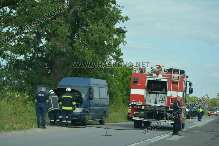 Бус пламна в движение край Хасково