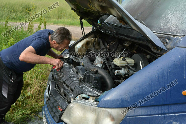 Бус пламна в движение край Хасково